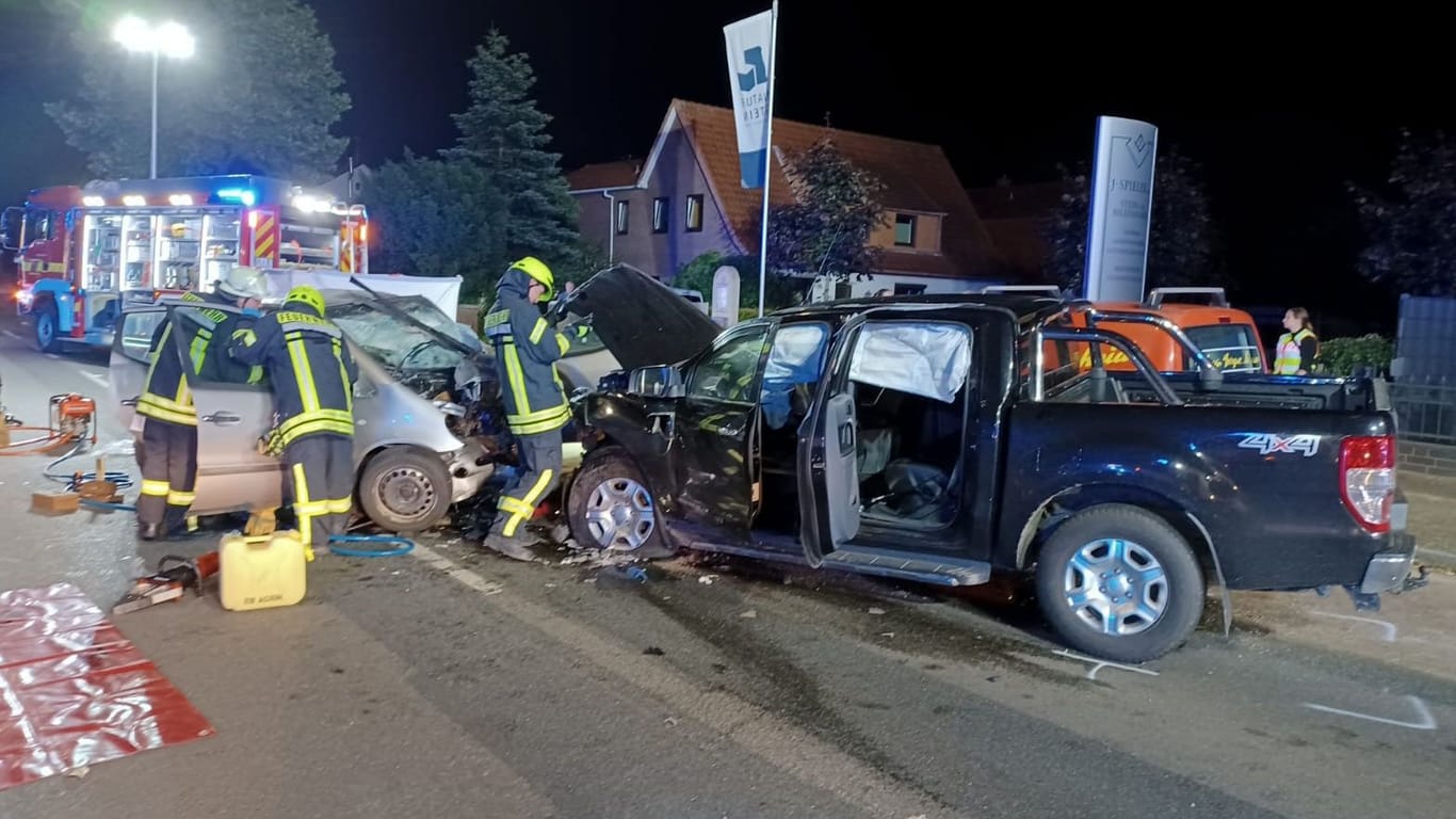 Bei dem Unfall in Achim starb der Fahrer des verunglückten Mercedes.