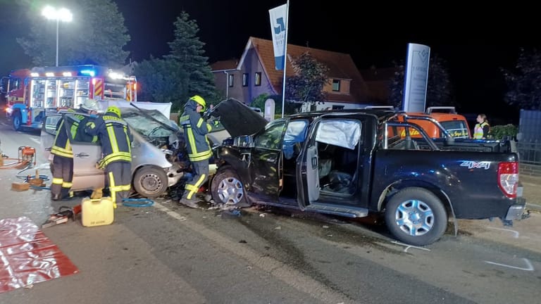 Achim Bei Bremen: Mercedes-Fahrer Rast Plötzlich In Den Gegenverkehr ...