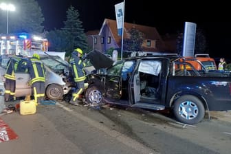 Bei dem Unfall in Achim starb der Fahrer des verunglückten Mercedes.