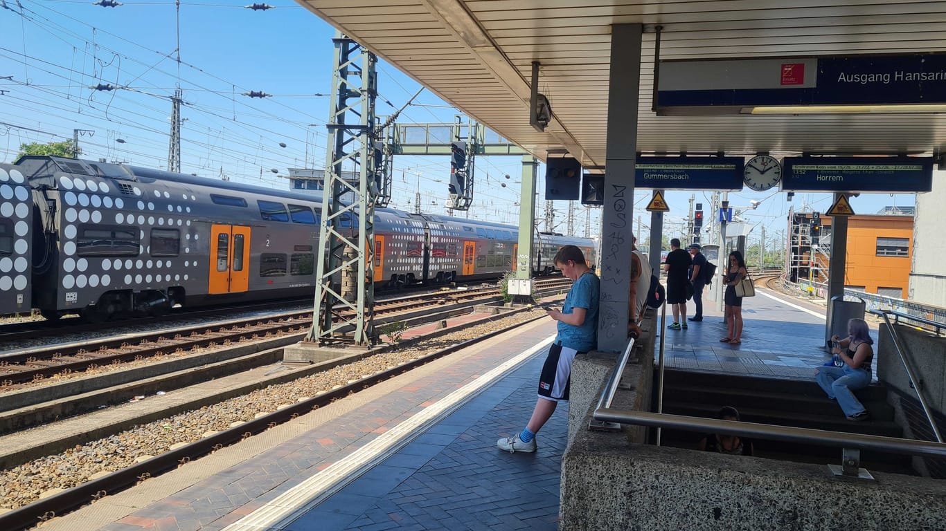 Mittagshitze am Bahnhof Köln-Hansaring: Die wenigen Menschen, die hier auf den Zug warten, bleiben lieber im Schatten.