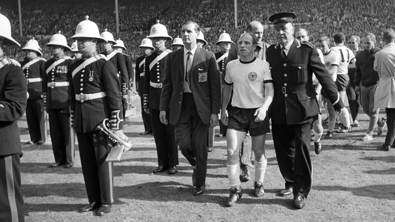 Seine größte Niederlage: Nach dem verlorenen WM-Finale 1966 gegen England geht Seeler geschlagen vom Platz des Londoner Wembley-Stadions.