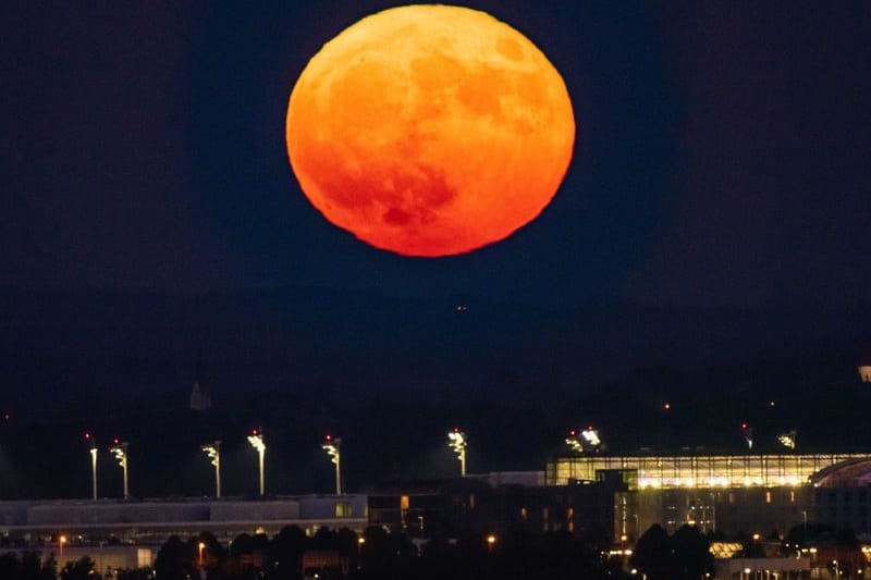 Der Vollmond geht am Abend über dem Flughafen München im Hallbergmoos auf. Am 13. Juli kommt es wieder zu einem sogenannten "Supermond".