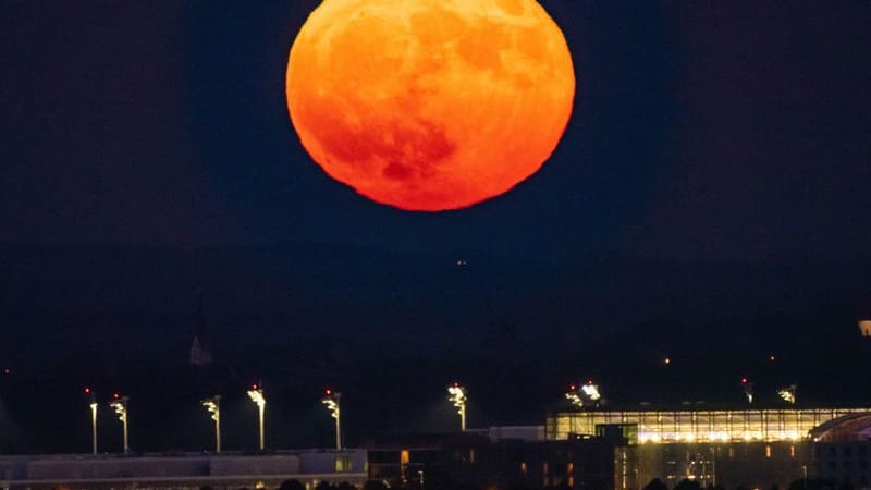 Der Vollmond geht am Abend über dem Flughafen München im Hallbergmoos auf. Am 13. Juli kommt es wieder zu einem sogenannten "Supermond".