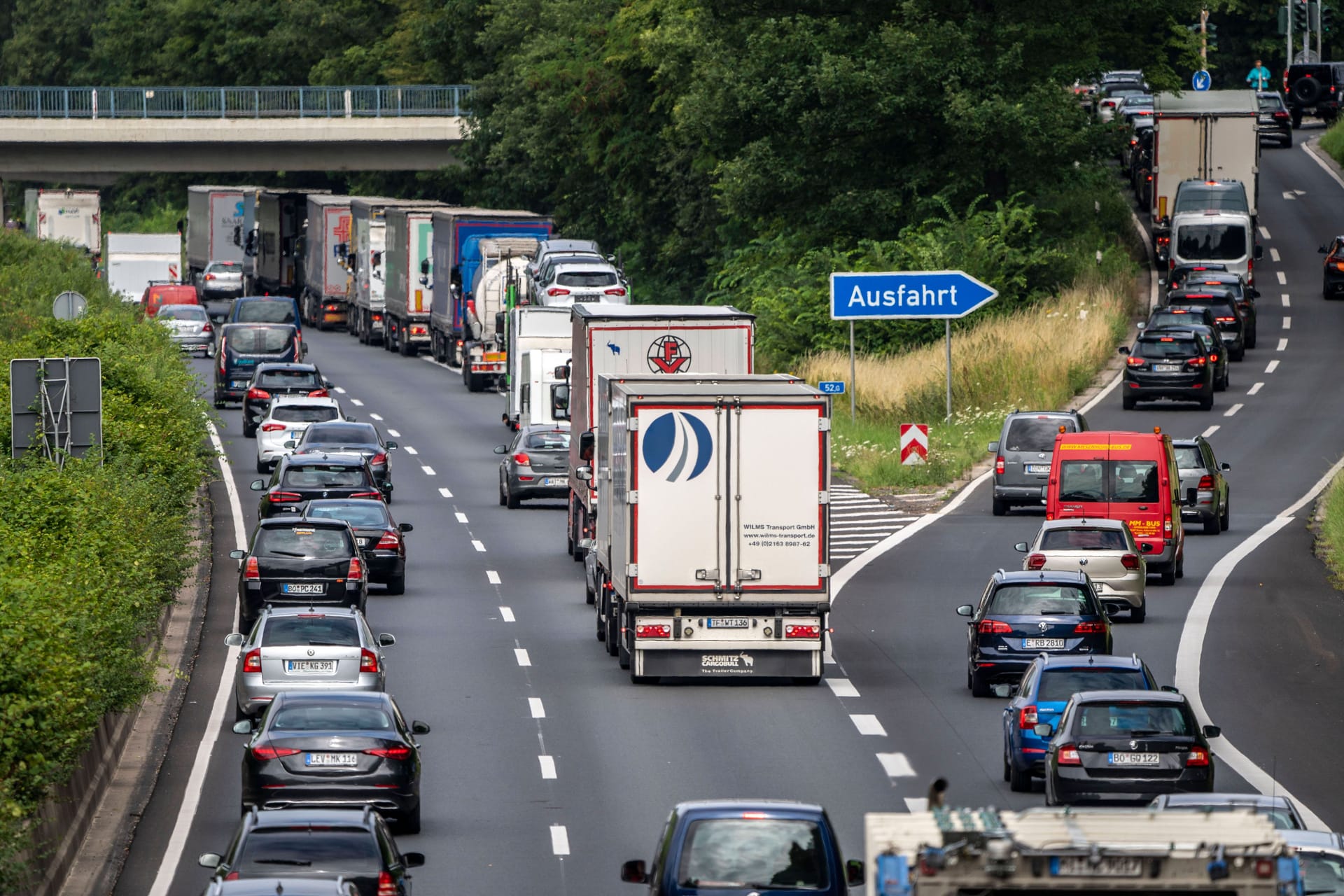 Stau auf einer Autobahn (Symbolbild): Zum Ferienbeginn in Bremen müssen sich Reisende auf lange Wartezeiten einstellen.