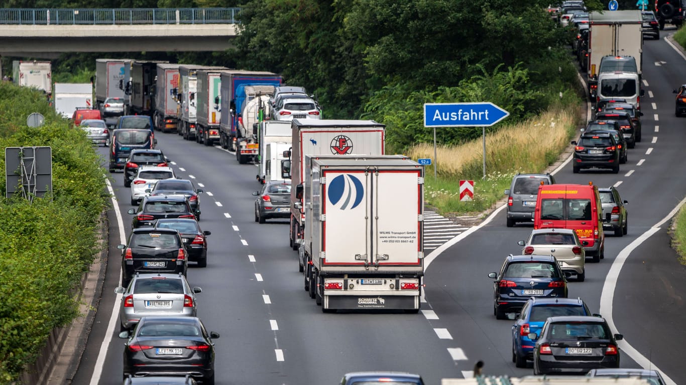 Stau auf einer Autobahn (Symbolbild): Zum Ferienbeginn in Bremen müssen sich Reisende auf lange Wartezeiten einstellen.