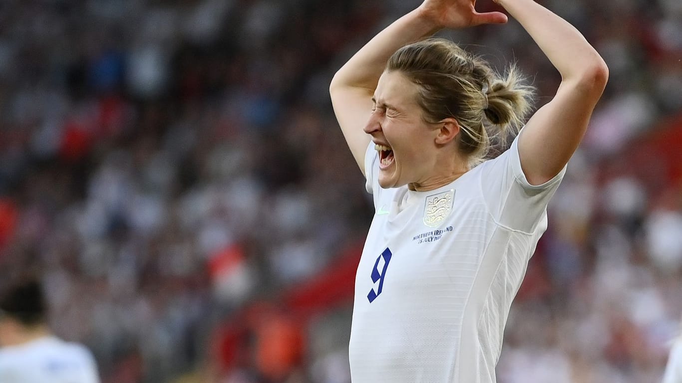 Englands Starstürmerin Ellen White ärgert sich über eine vergebene Chance beim Vorrundenspiel der EM 2022 gegen Nordirland.