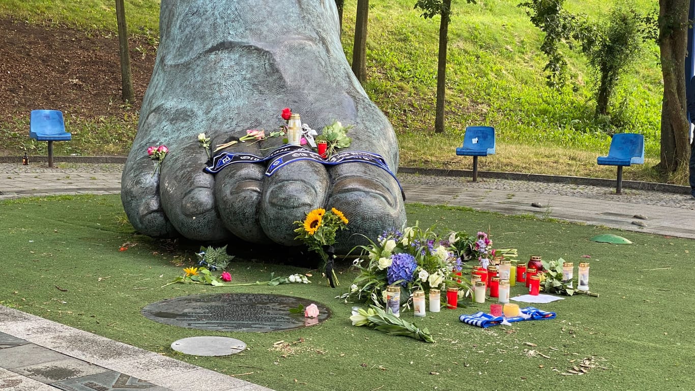 Eine Skulptur von Uwe Seelers Fuß vor dem Volksparkstadion: Auch hier haben Fans Erinnerungsstücke hinterlassen.
