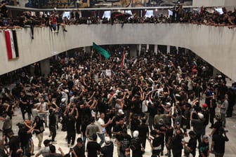 Hunderte Anhänger des schiitischen Geistlichen Al-Sadr im irakischen Parlament: Die Demonstranten haben einen Sitzstreik begonnen.