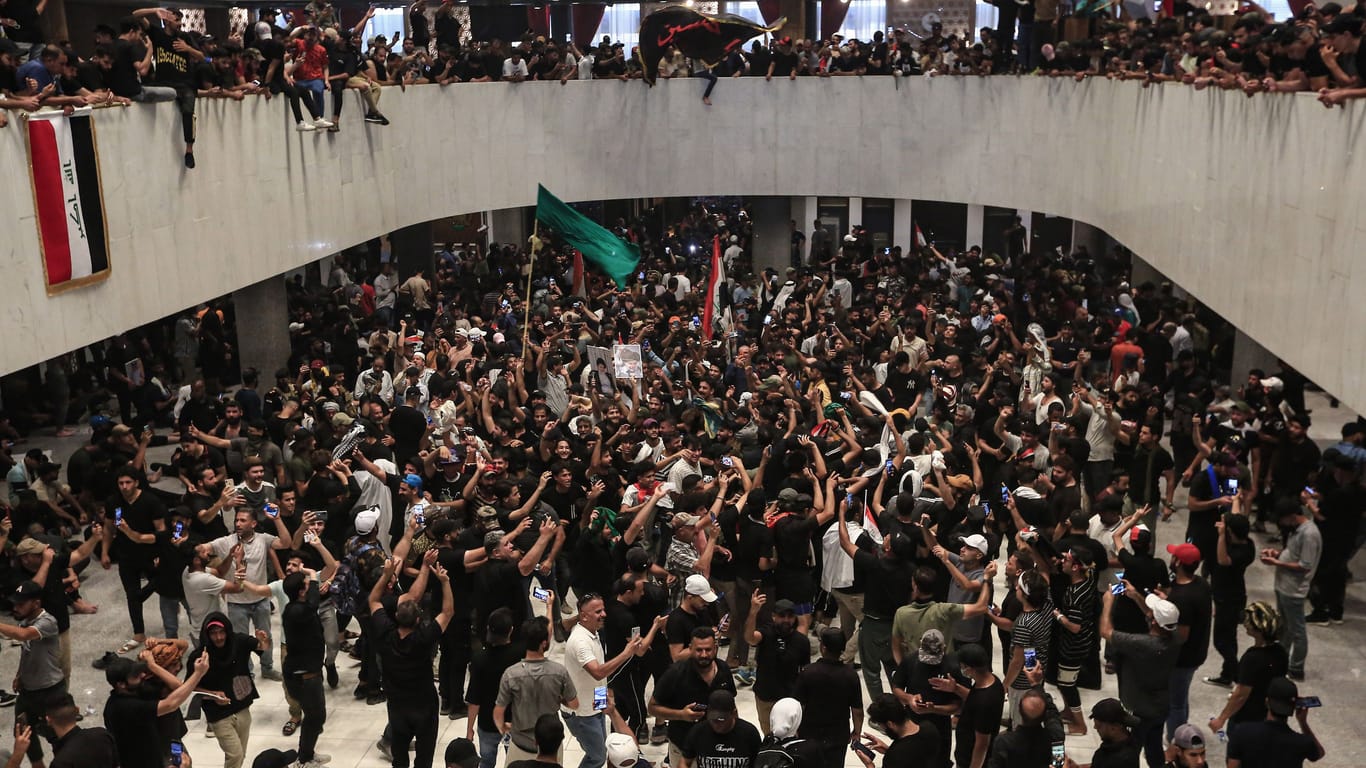 Hunderte Anhänger des schiitischen Geistlichen Al-Sadr im irakischen Parlament: Die Demonstranten haben einen Sitzstreik begonnen.