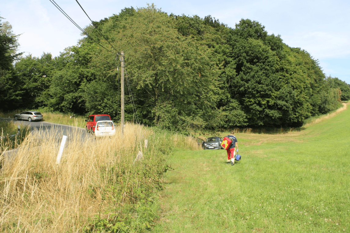 Rettungskräfte an der Unfallstelle: Warum der Wagen von der Fahrbahn abkam, ist noch unklar.