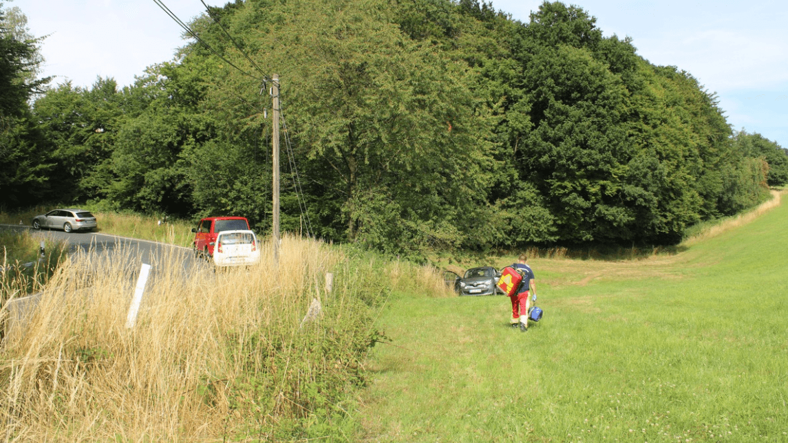 Rettungskräfte an der Unfallstelle: Warum der Wagen von der Fahrbahn abkam, ist noch unklar.