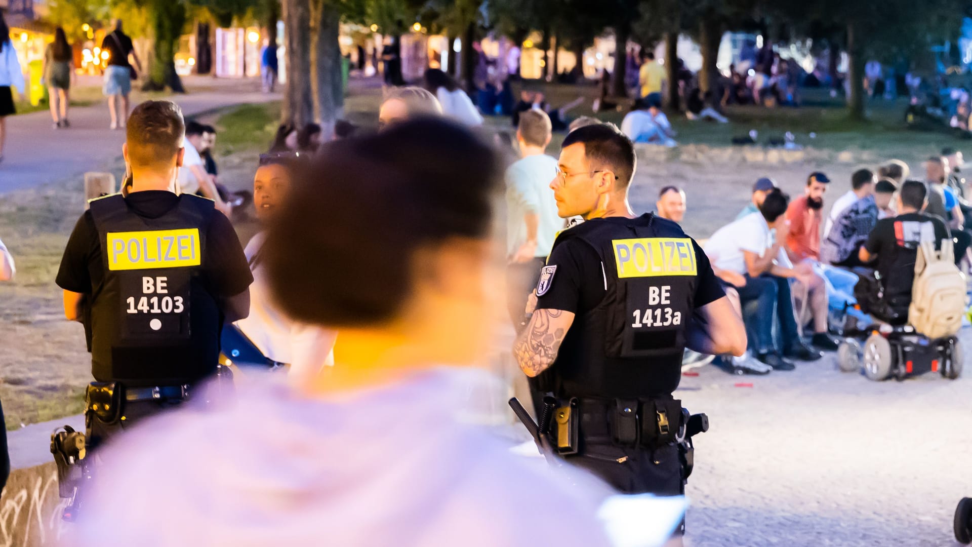 Polizisten patrouillieren im James-Simon-Park: Künftig soll hier auch das Ordnungsamt bei den Kontrollen des Alkoholverbots helfen.