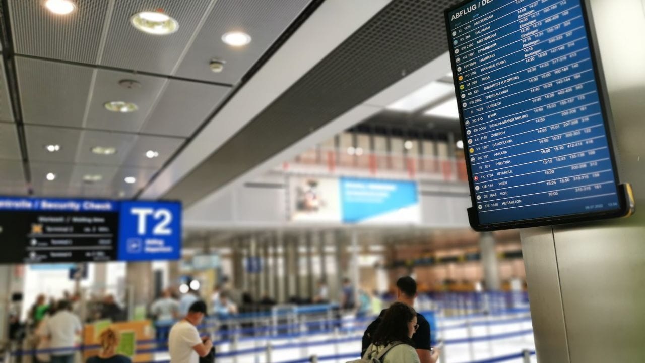 Infotafel zu Abflügen am Flughafen Stuttgart: Immer wieder werden Flüge auch kurzfristig annulliert.