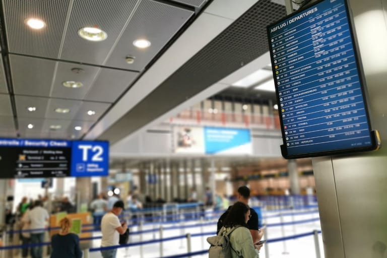 Infotafel zu Abflügen am Flughafen Stuttgart: Immer wieder werden Flüge auch kurzfristig annulliert.