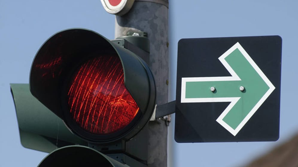Grüner Pfeil an einer Ampel: Er soll lange Wartezeiten an Kreuzungen vermeiden.