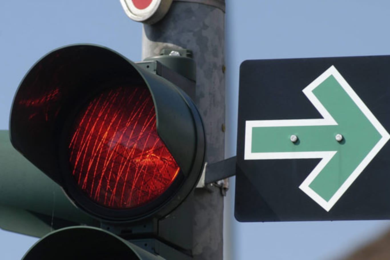 Grüner Pfeil an einer Ampel: Er soll lange Wartezeiten an Kreuzungen vermeiden.