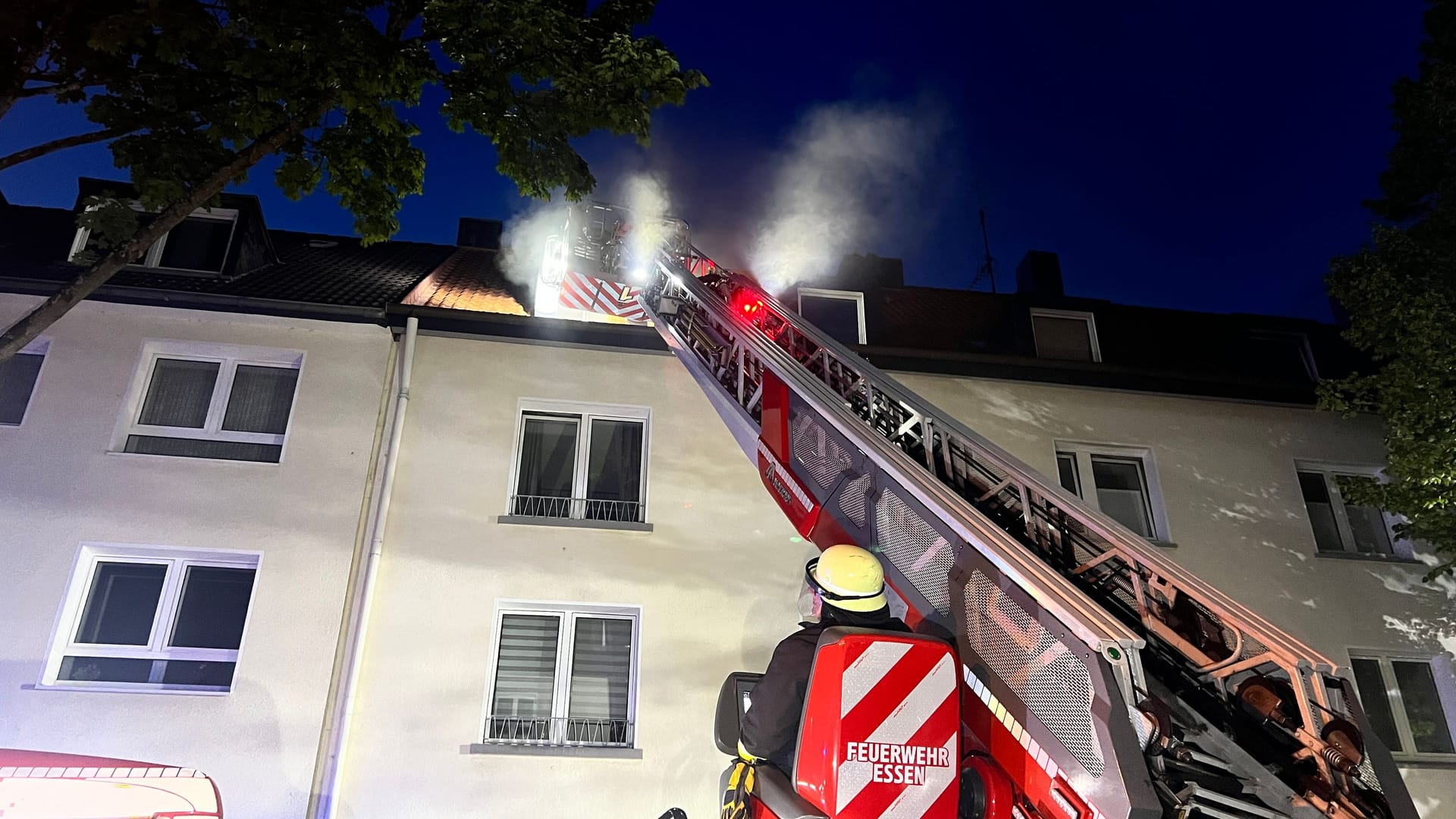 Feuerwehrleute auf einer Drehleiter: Der Zugang über die Wohnungstür war versperrt.