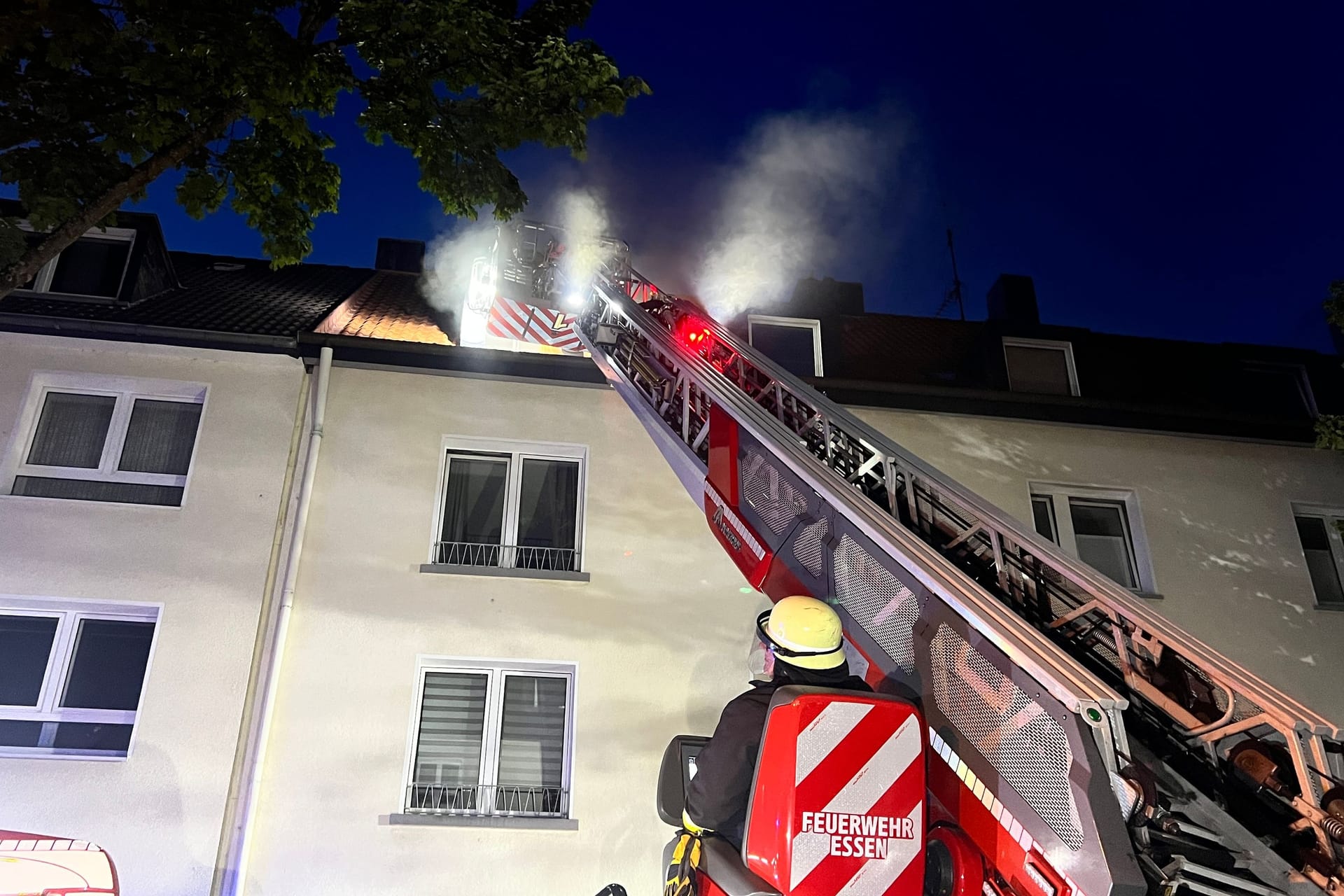 Feuerwehrleute auf einer Drehleiter: Der Zugang über die Wohnungstür war versperrt.