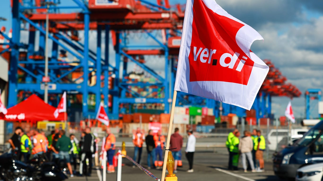 Streikende mit einer Flagge der Gewerkschaft Verdi im Hamburger Hafen. Sie wollen für zwei Tage ihre Arbeit niederlegen.