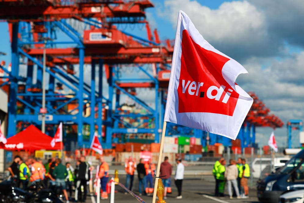Streikende mit einer Flagge der Gewerkschaft Verdi im Hamburger Hafen. Sie wollen für zwei Tage ihre Arbeit niederlegen.