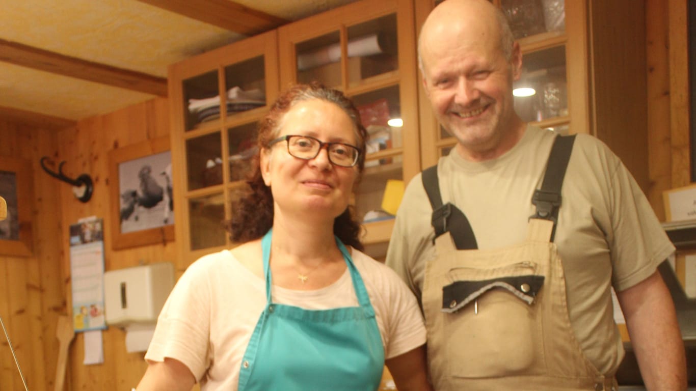 Lorenz Klotz und seine Chefin Malgorzata Fischer im Allgäuer Käseladen in Nesselwang. Bislang haben die beiden von Olaf Scholz noch keine Notiz genommen, aber sie würden ihm einen Bergkäse empfehlen.