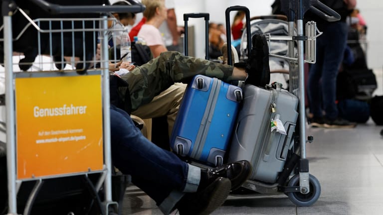 Passagiere warten am Flughafen in München: Zahlreiche Reisende versuchen am Mittwoch an deutschen Flughäfen, doch noch wegzukommen.