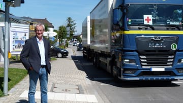 Brannenburg's Mayor Matthias Jokisch next to a passing truck: When there is block processing, heavy goods traffic also torments through the villages.