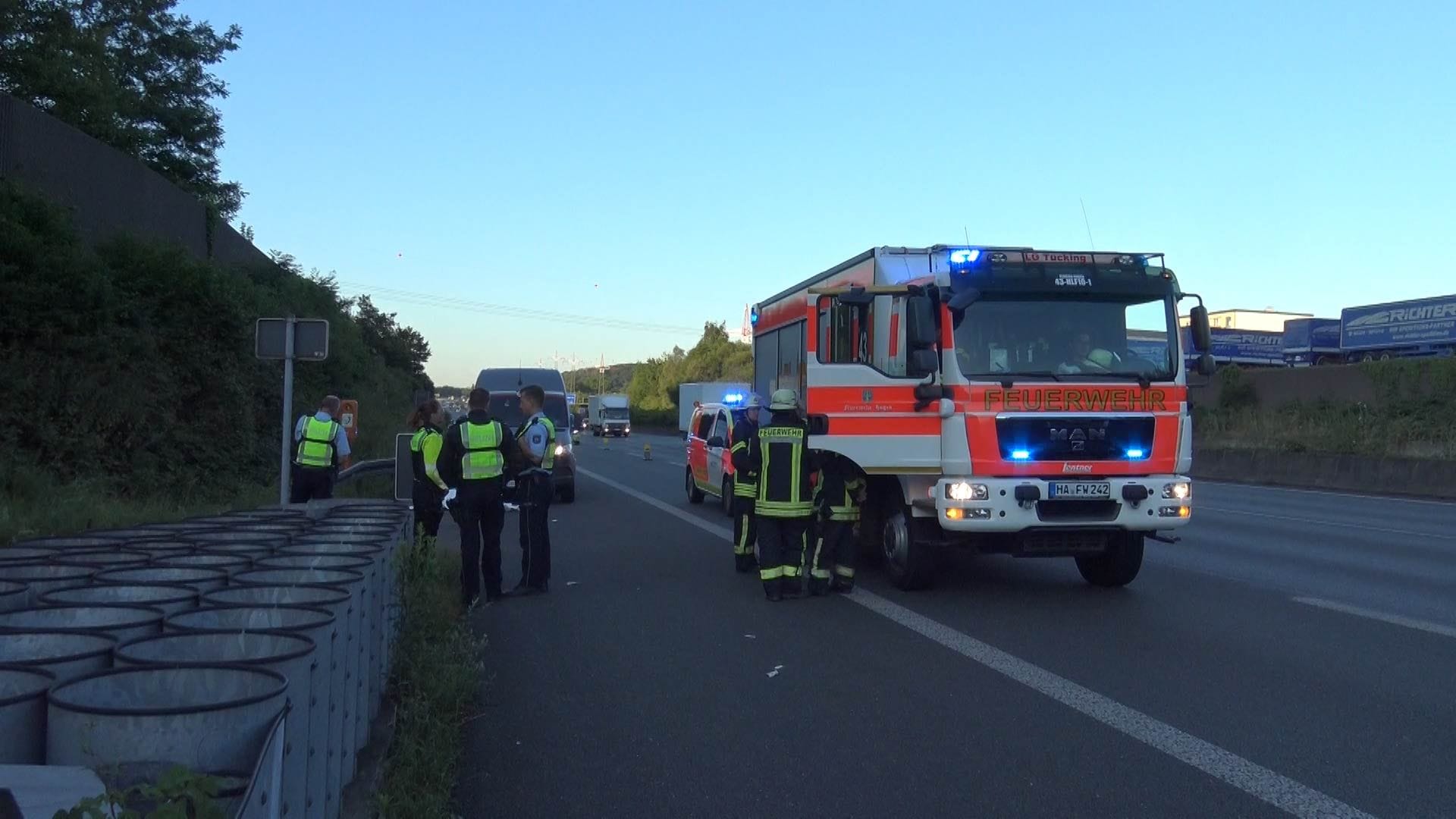 Die Einsatzstelle: Eine Person ist am Montagmorgen auf der A1 verstorben. Die Einsatzstelle: Eine Person ist am Montagmorgen auf der A1 verstorben.