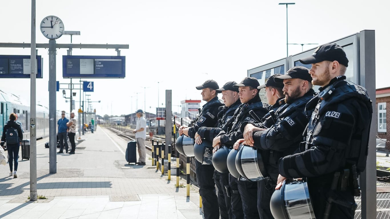 Großer Bahnhof für die Anarchisten: Die Polizei steht schon Spalier.
