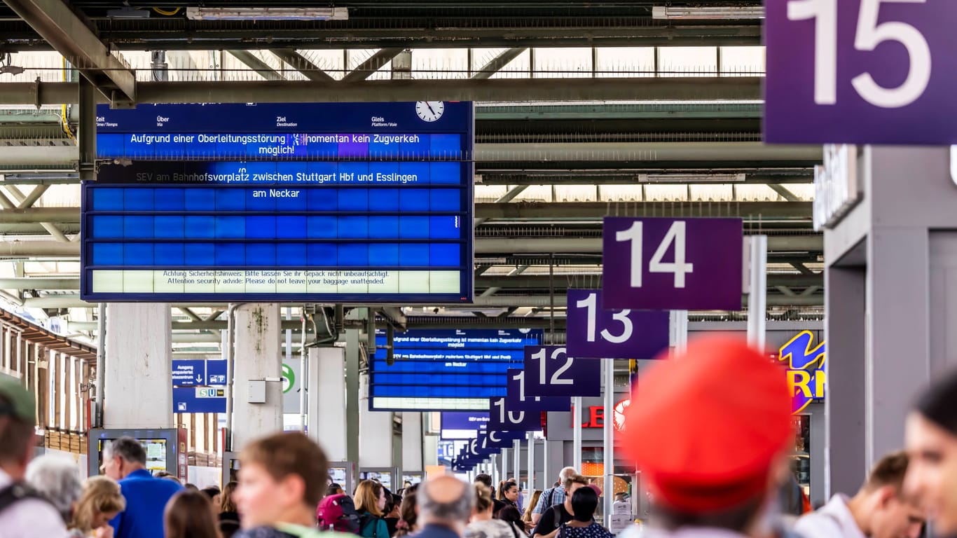 Stillstand am Hauptbahnhof Stuttgart: Wegen eines Schadens an einer Oberleitung sind am Samstag der gesamte Fernverkehr sowie Teile des S-Bahn-Verkehr zum Erliegen gekommen.