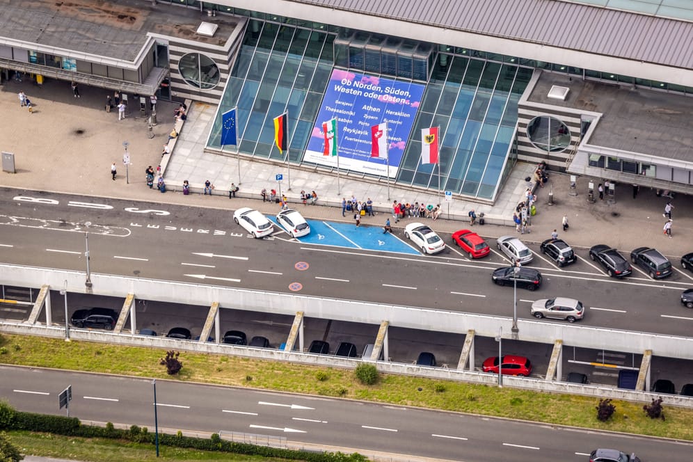 Der Flughafen Dortmund aus der Luft (Archivbild): Die Preise fürs Parken sind 2022 deutlich gestiegen.