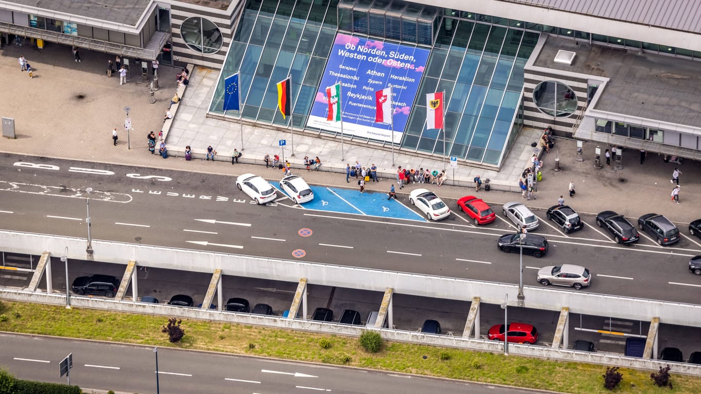 Der Flughafen Dortmund aus der Luft (Archivbild): Die Preise fürs Parken sind 2022 deutlich gestiegen.
