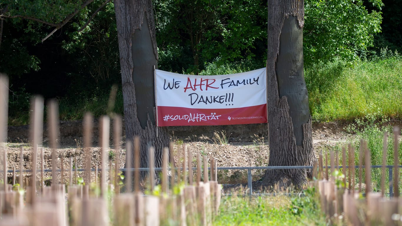 Ein Banner mit der Aufschrift "We Ahr Family" dankt den freiwilligen Helfern, die nach der Katastrophe beim Wiederaufbau halfen.