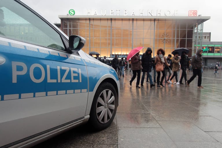 Polizeiauto am Kölner Hauptbahnhof: Ein Mann mit auffälligem Verhalten konnte von den Beamten als Dieb identifiziert werden.