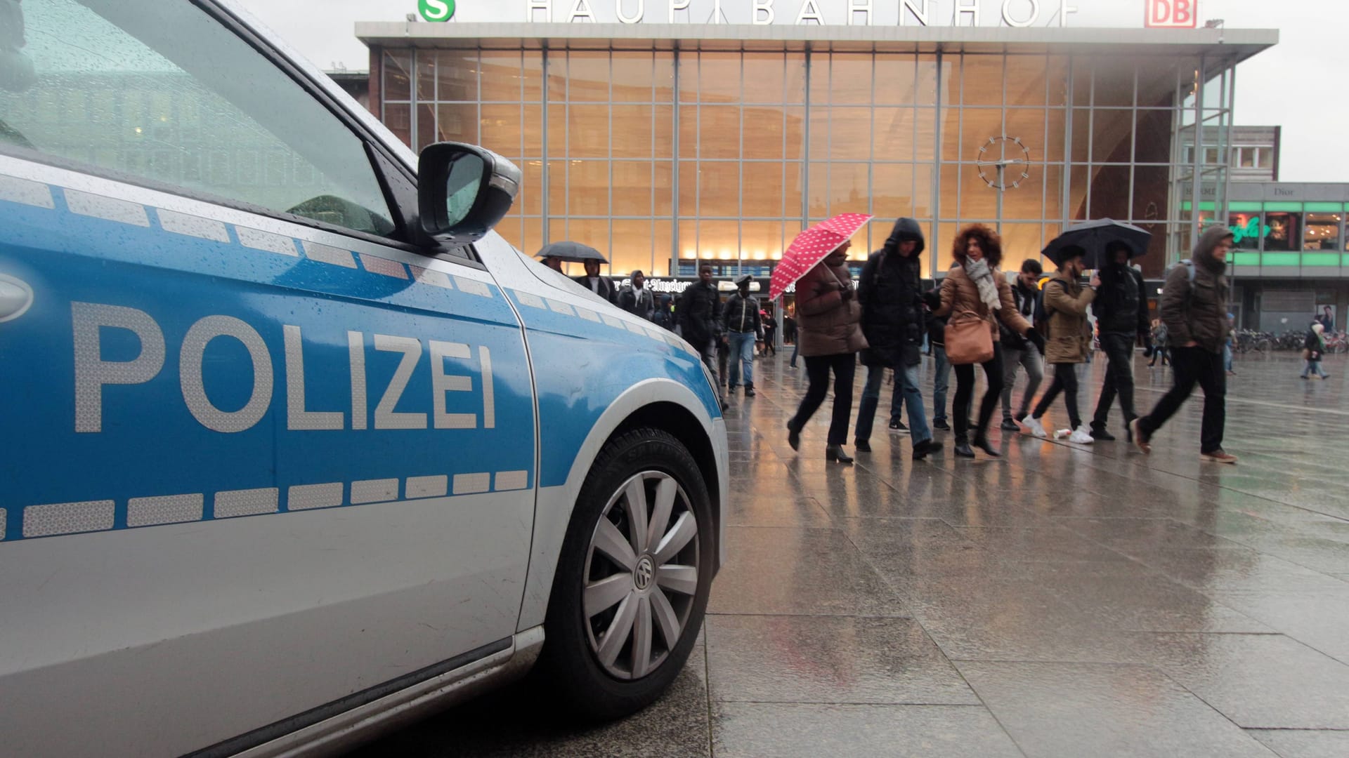 Polizeiauto am Kölner Hauptbahnhof: Ein Mann mit auffälligem Verhalten konnte von den Beamten als Dieb identifiziert werden.