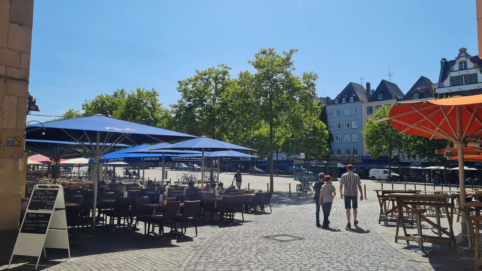 Leere Gastronomie im Rheingarten: Bei annähernd 40 Grad hält es hier kaum jemand aus.