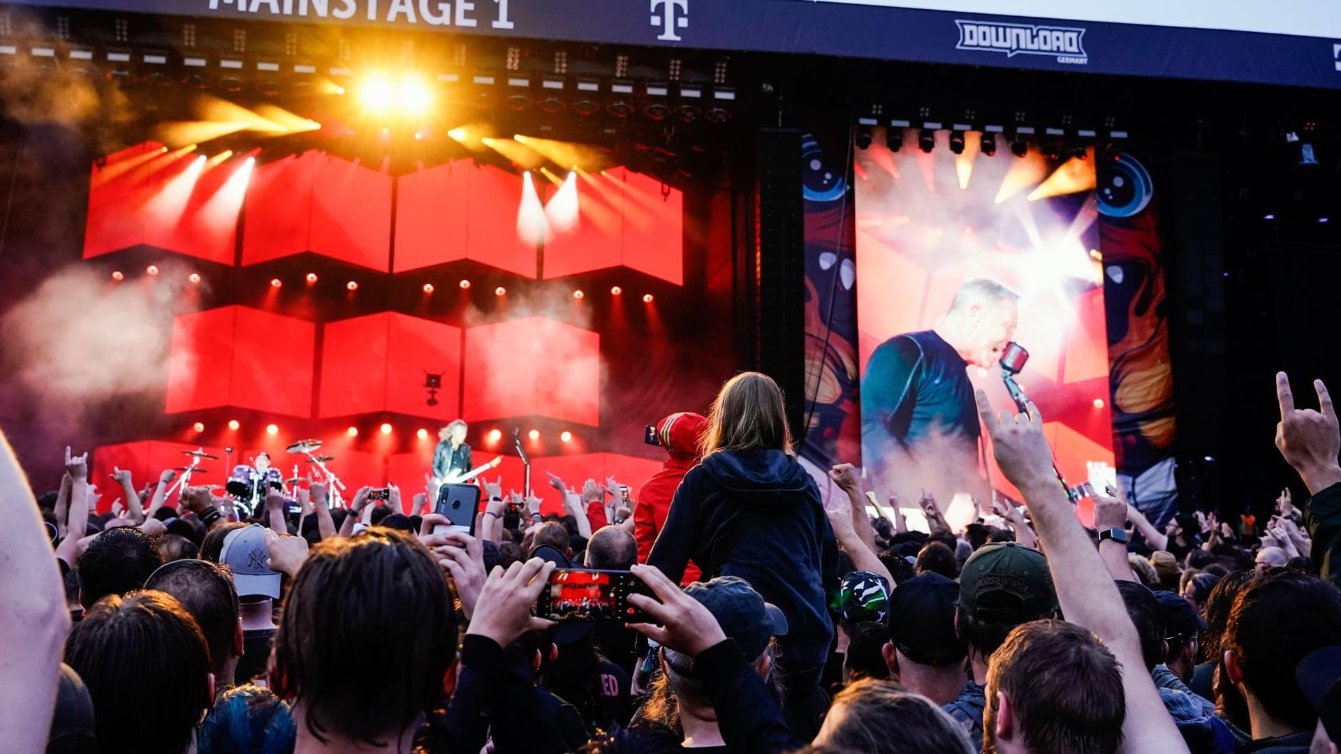 Fans feiern beim Metal-Festival "Download" am Hockenheimring den Auftritt von Metallica. Abseits der Bühne war die Stimmung allerdings nicht so gut.