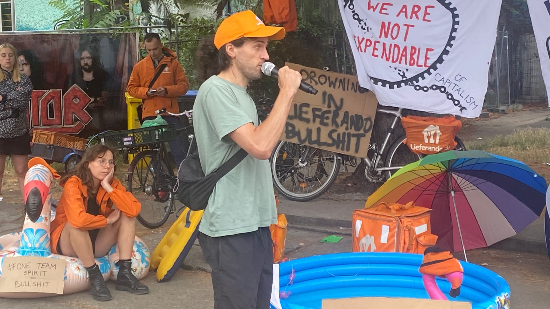 Protestierender Fahrer vor aufblasbarem Pool: Die Rider fühlen sich als Angestellte zweiter Klasse.