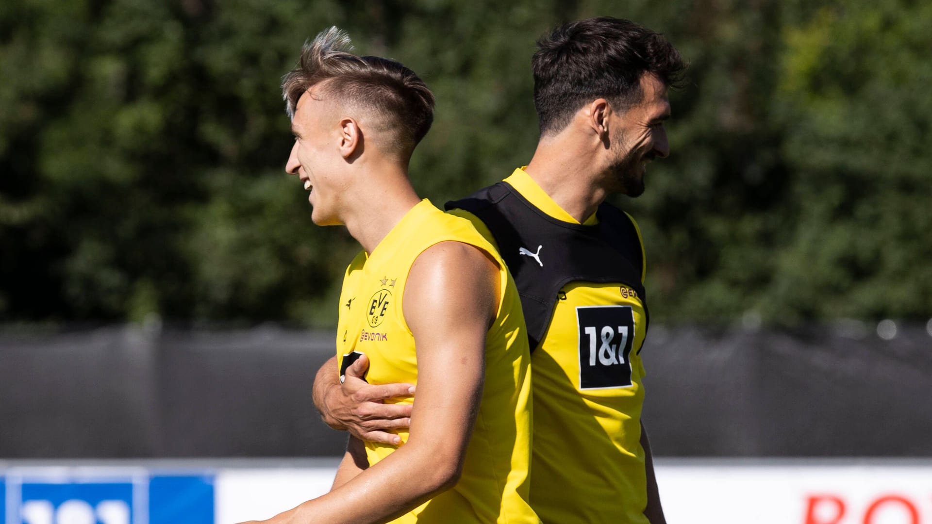 Mats Hummels (r.) umarmt Nico Schlotterbeck: Es scheint harmonisch im Team zuzugehen.