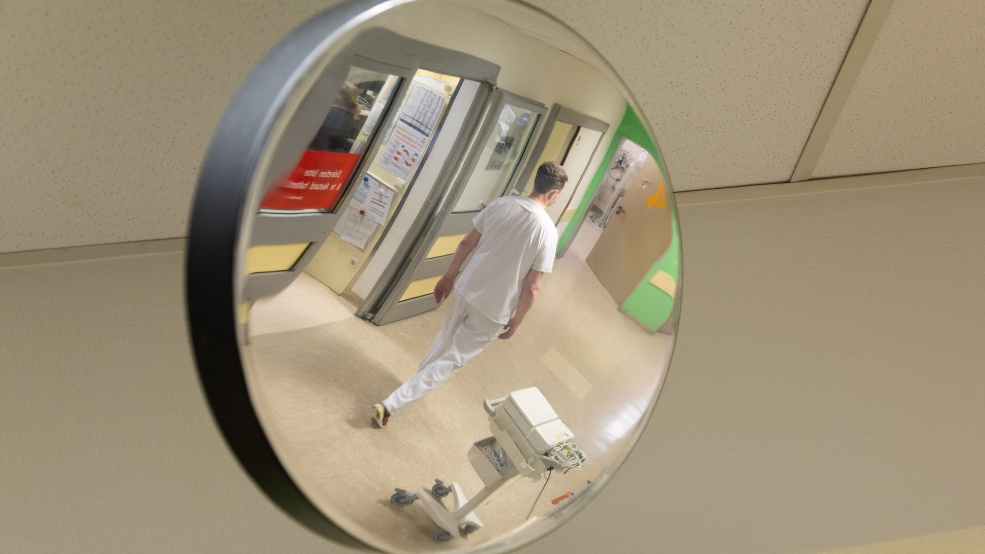 Ein Krankenpfleger in der Notaufnahme von einem Krankenhaus (Symbolbild). Ein Pflegehelfer sitzt nun in U-Haft, weil er eine Schwerstbehinderte vergewaltigt haben soll. Ein Krankenpfleger in der Notaufnahme von einem Krankenhaus (Symbolbild). Ein Pflegehelfer sitzt nun in U-Haft, weil er eine Schwerstbehinderte vergewaltigt haben soll.