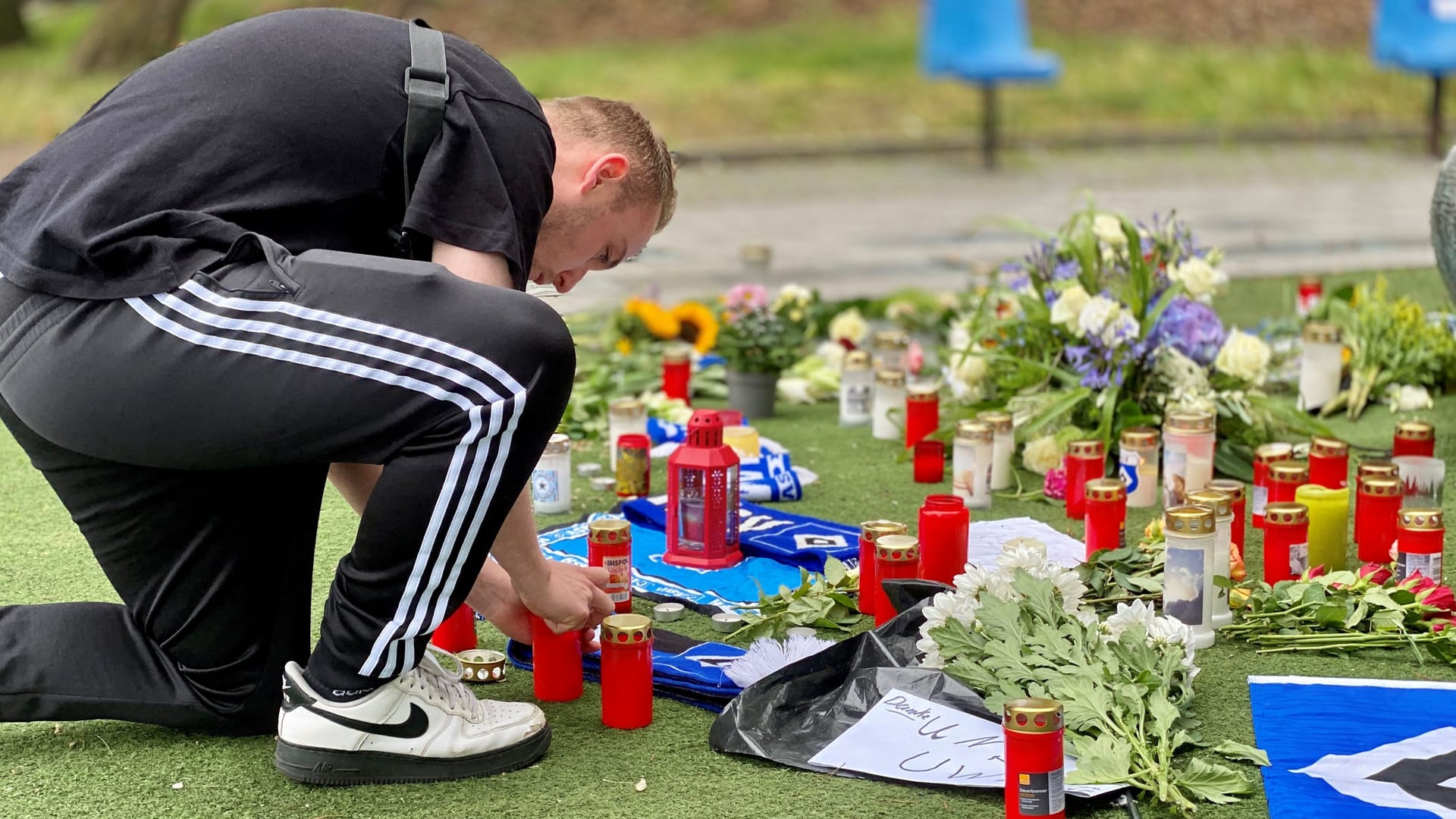 HSV-Fan Leon-Pascal zündet eine Kerze am Uwe-Seelers-Fuß vor dem Hamburger Volksparkstadion an: Am Sonntag steht das erste Heimspiel der Saison gegen Hansa Rostock an. HSV-Fan Leon-Pascal zündet eine Kerze am Uwe-Seelers-Fuß vor dem Hamburger Volksparkstadion an: Am Sonntag steht das erste Heimspiel der Saison gegen Hansa Rostock an.
