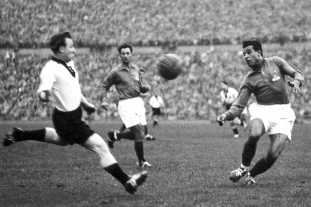 Der französische Außenläufer Mahjoub (r) im Zweikampf Uwe Seeler (l) 1954 in Hannover (Archivbild).