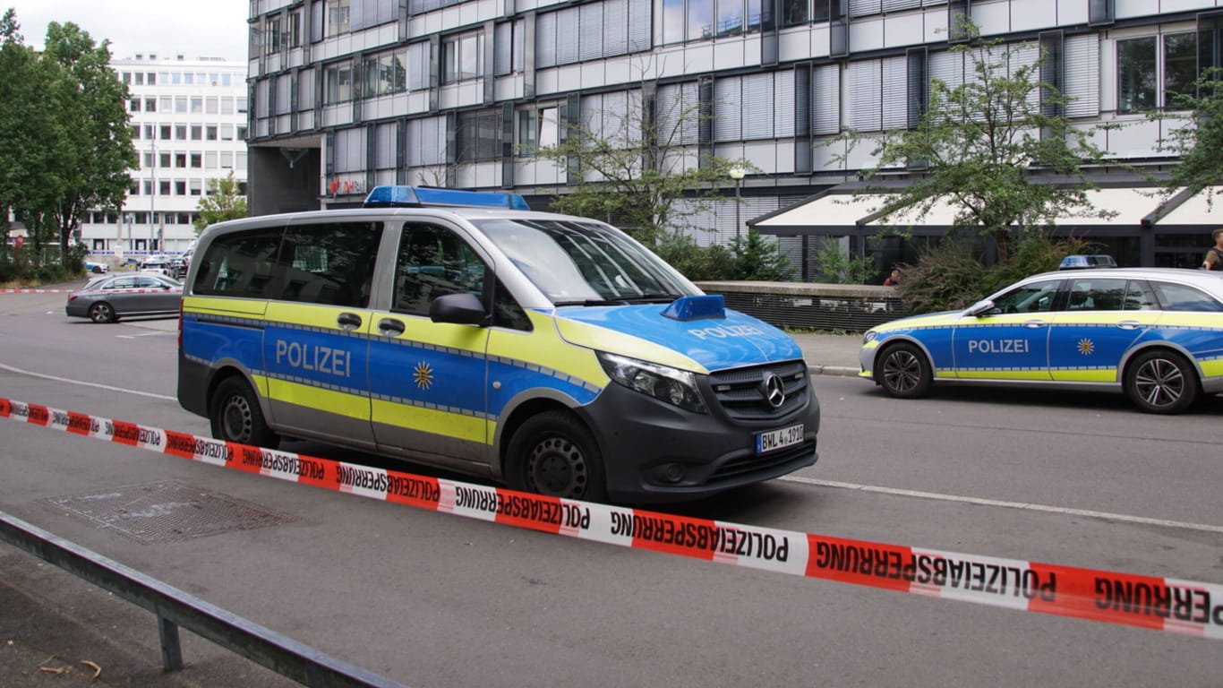Polizeieinsatz in Stuttgart-Mitte: Am Nachmittag wurden in einem Gebäude in der Geschwister-Scholl-Straße zwei Tote Personen gefunden.