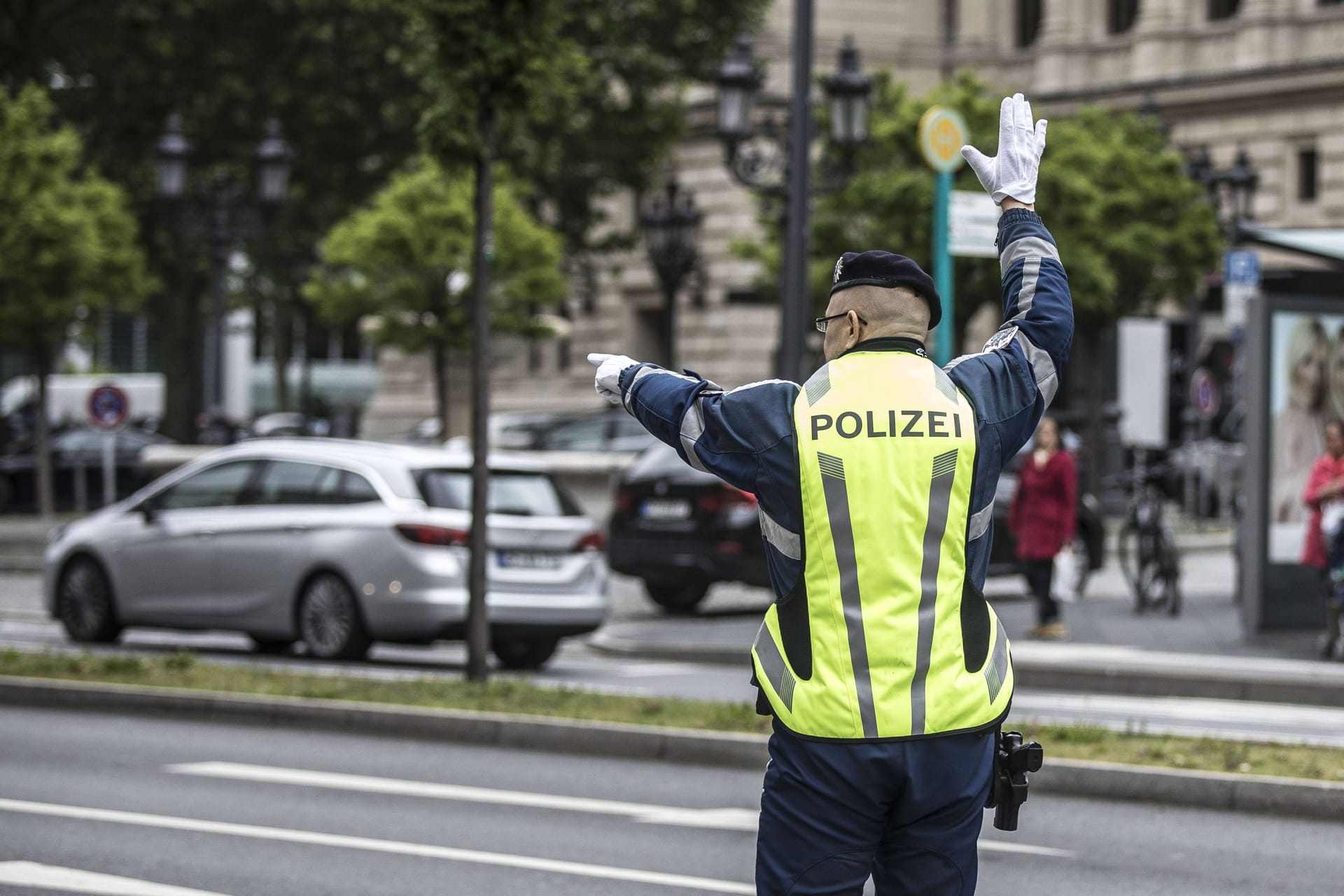 Verkehrskontrolle der Polizei (Archivbild): Die Beamten brachten den BMW nach unsicherer Fahrweise zum Halten.