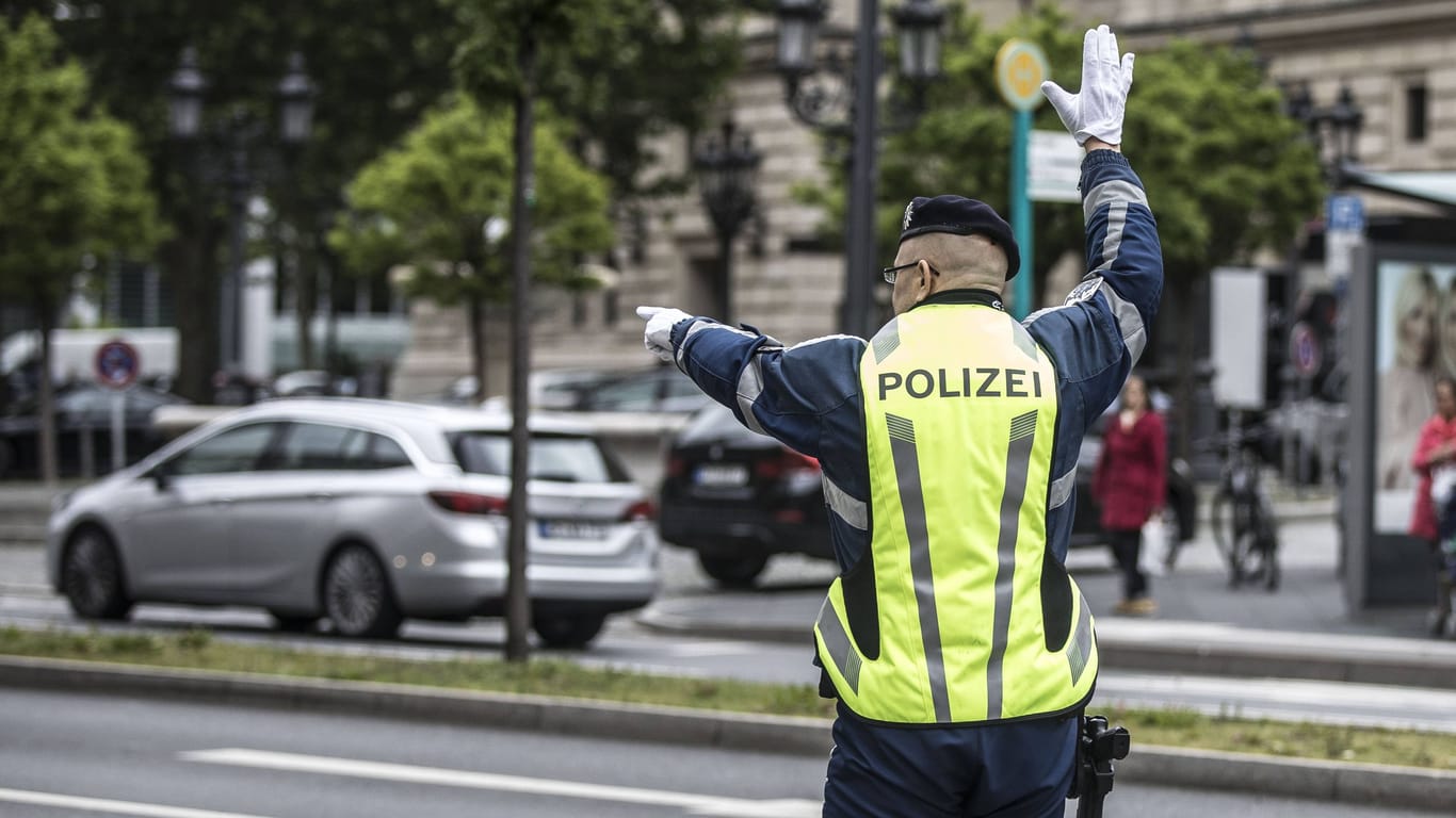 Verkehrskontrolle der Polizei (Archivbild): Die Beamten brachten den BMW nach unsicherer Fahrweise zum Halten.