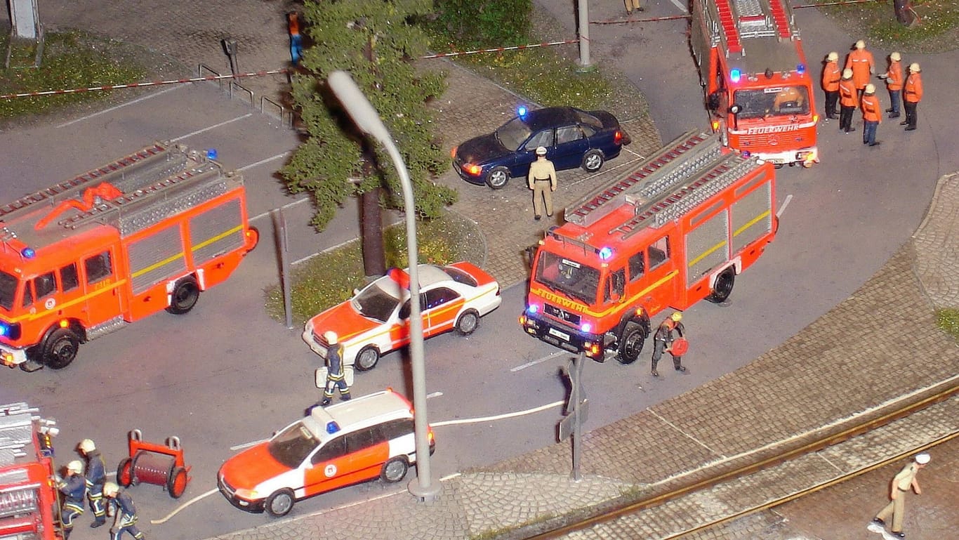 Zahlreiche Fahrzeuge der Feuerwehr im Miniaturwunderland (Archivbild): Das Wunderland bittet Bürger, Tieren gegen Hitze zu helfen.