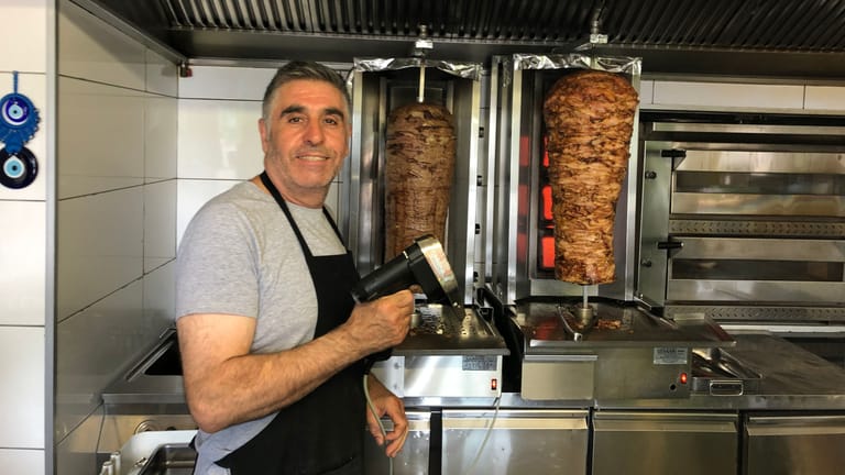 Hassan Kula vor den Döner-Spießen: Seit sechs Jahren betreibt er schon das Ali Baba.
