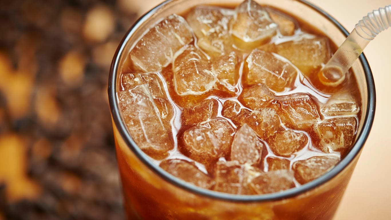 "Cold Brew" im Glas: "Cold Brew" kann pur mit Eiswürfeln, Milch und Sahne getrunken werden.