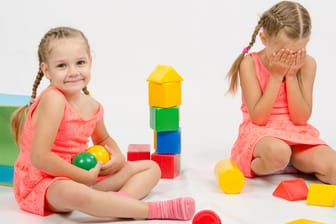 Teilen: Beim gemeinsamen Spielen kommt es zwischen Kindern manchmal zu Streit – zum Beispiel, wenn sie ihre Spielsachen nicht teilen wollen.
