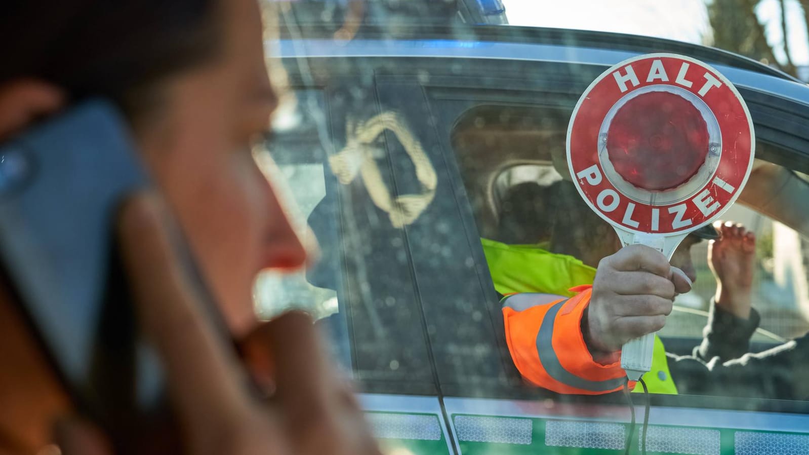 Polizeikontrolle: Für Ordnungswidrigkeiten im Straßenverkehr kann es Punkte in Flensburg geben.